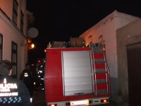 Bomberos durante las labores de extinción