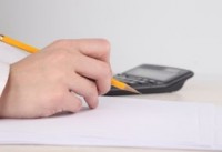 Calculadora y bolígrafo