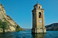 Campanario de una iglesia emergiendo del agua