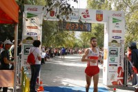 Foto de Asuspuestos. El ganador Guillaume Le Mouhear, entrando en primer lugar a meta en la VIII Carrera Popular de Abarán