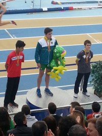 David Vázquez en el momento de recoger la medalla que le acredita como tercer cadete en este campeonato de España de Sabadell