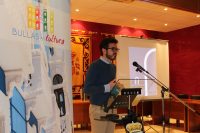 El concejal de Cultura presentando la revista