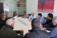 Ayuntamiento y regantes en la firma del convenio