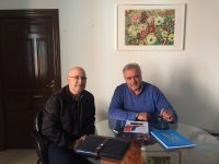 El alcalde de Moratalla, Jesús Amo, recibe al coordinador del Noroeste de la Asociación de Enfermedades Raras, D`Genes