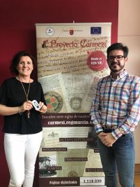 El Concejal y la bibliotecaria con las actas digitalizadas