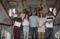 el concejal y la concejala posando con el grupo de alumnos