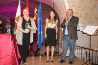 Concha Cuetos con el galardón del Niño Baco