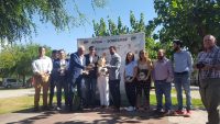 Moratalla recoge el trofeo que le acredita como finalista en el Concurso de la Capital del Turismo Rural de España