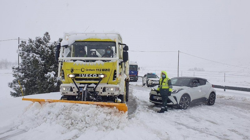 La nieve condiciona la circulación en siete carreteras de la Región de Murcia