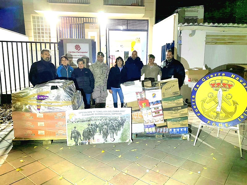 La Unidad de Fuerza de Guerra Naval Especial entrega en Bullas un cargamento de alimentos para Cáritas