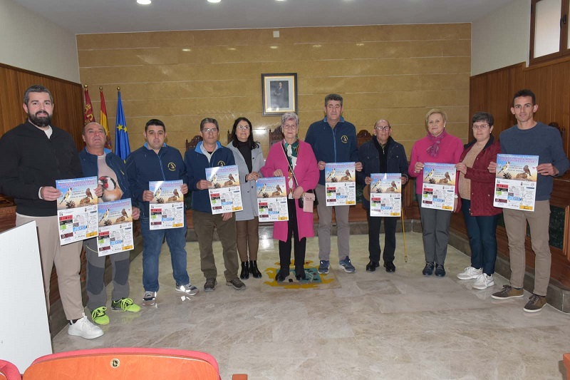 La Asociación Ornitológica de Calasparra presenta el Concurso a beneficio de la lucha contra el cáncer que se celebrará este domingo en el Campo Municipal de Atletismo