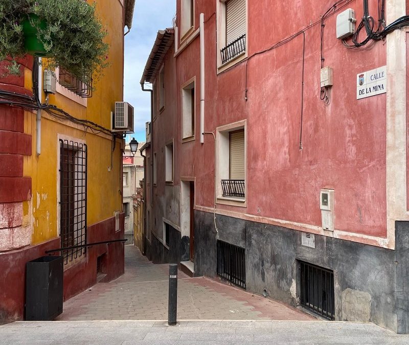 El Ayuntamiento de Bullas mejora la accesibilidad en el casco antiguo con la instalación de una barandilla en la Calle de la Mina