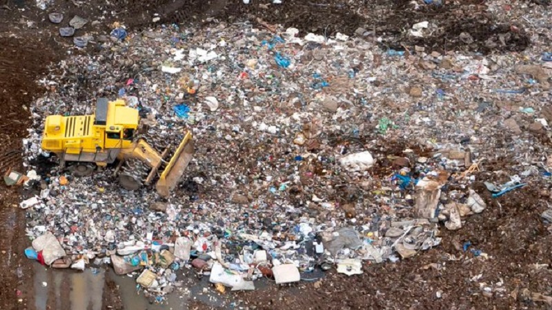 742 millones a la basura: el hombre que perdió su disco duro con Bitcoin tira la toalla en la búsqueda