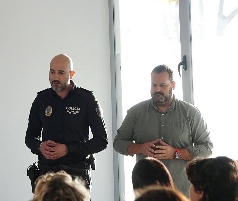 Bullas refuerza la formación sobre el Control de Colonias Felinas con una sesión especializada para alimentadores acreditados