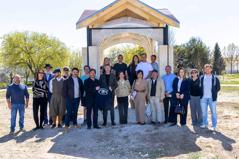 El Parque Mayrena acoge la construcción en piedra natural ‘La primera morada’ en homenaje a Santa Teresa