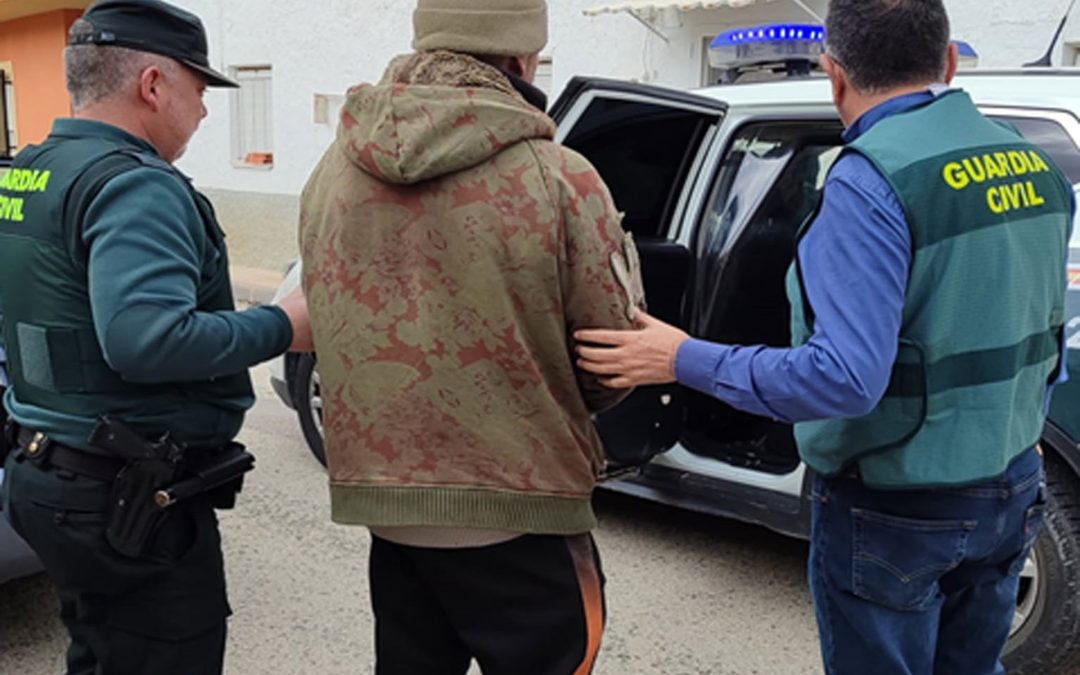 La Guardia Civil detiene a dos hombres e investiga a un menor por el robo en dos fincas de Caravaca