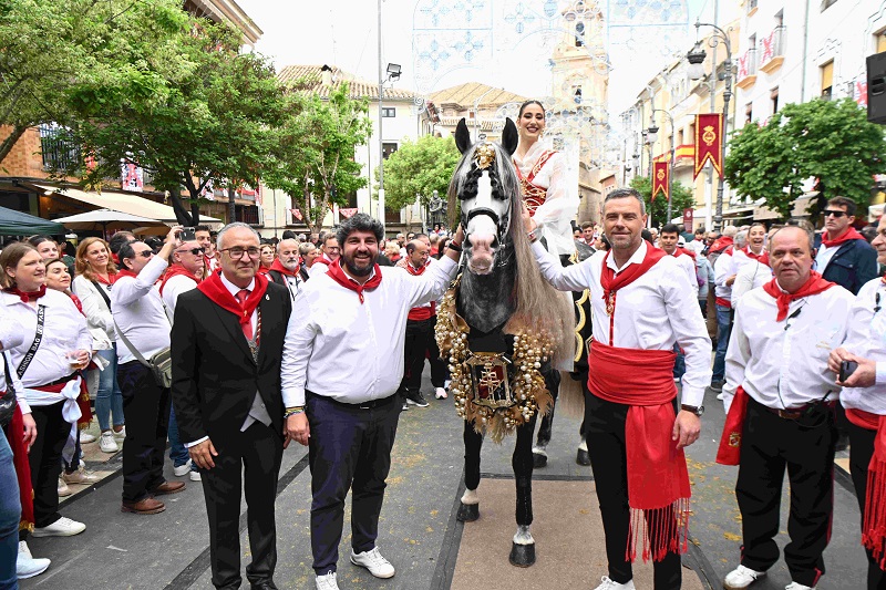 López Miras señala que la Región de Murcia es “la capital del mundo” con las fiestas en honor a la Santísima y Vera Cruz