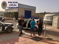 La Policía Local detiene «in fraganti» a dos individuos cuando perpetraban un robo en el interior de un establecimiento de la localidad