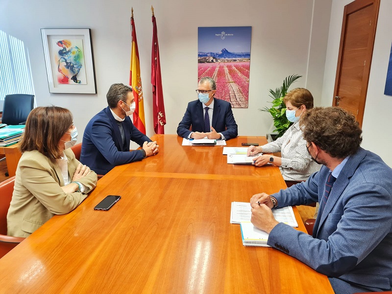 El alcalde de Caravaca reivindica al Consejero de Salud soluciones a los problemas de la falta de especialistas médicos