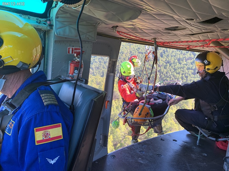 Servicios de emergencia rescatan por aire y trasladan al hospital a una senderista accidentada en Moratalla