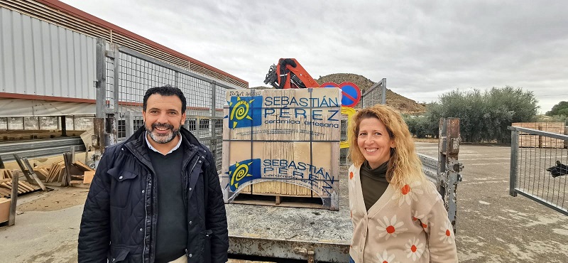 Los tejeros de Valentín donan al Ayuntamiento de Cehegin cuatro palés de losa de barro para la adecuación de los edificios municipales