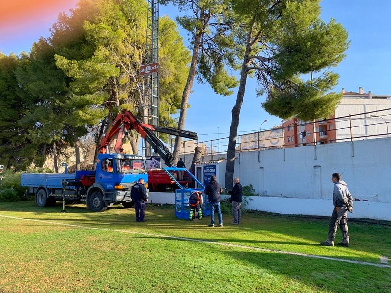La Concejalía de Deportes realiza los trabajos de retirada y poda de los árboles con peligro de caída inminente en el campo de fútbol ‘El Moraó’
