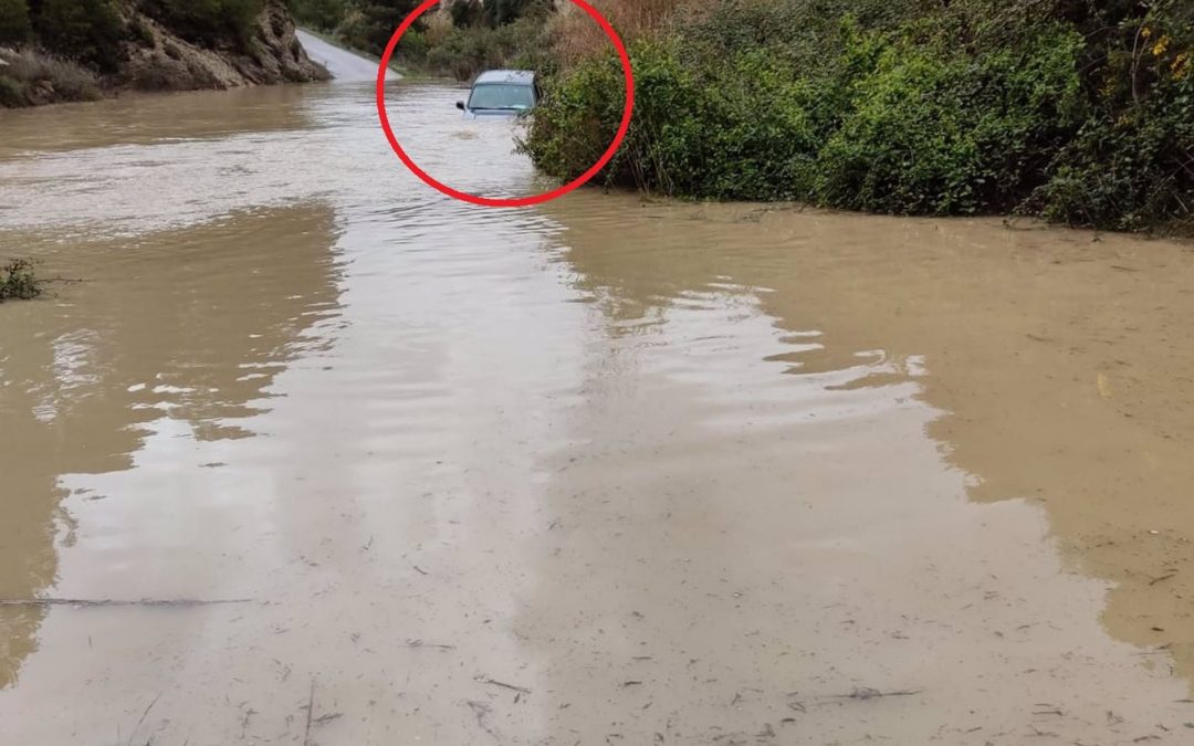 Bomberos rescatan a un hombre atrapado en su coche por la crecida del río Alhárabe, en Moratalla