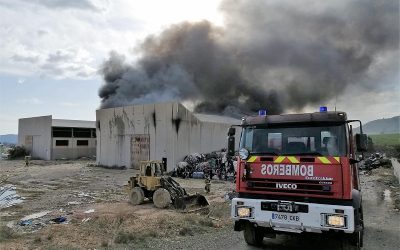 – Bomberos sofocan un incendio declarado en una nave industrial de Cehegín