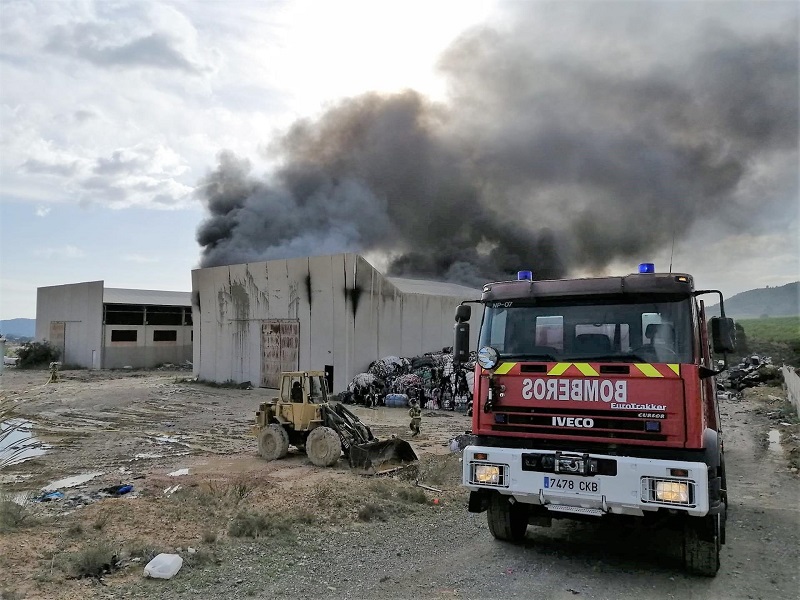 – Bomberos sofocan un incendio declarado en una nave industrial de Cehegín