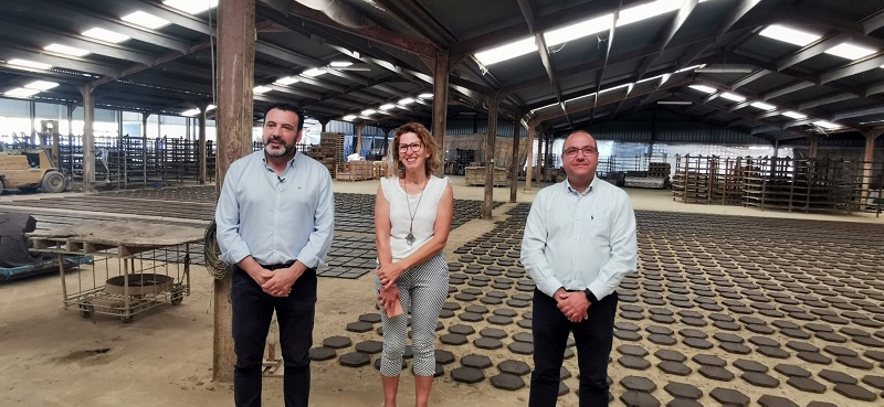 El Alcalde de Cehegin visita la empresa cerámica Sebastián Pérez S.L,  dentro de la política de poner en valor y visibilizar a las empresas del municipio