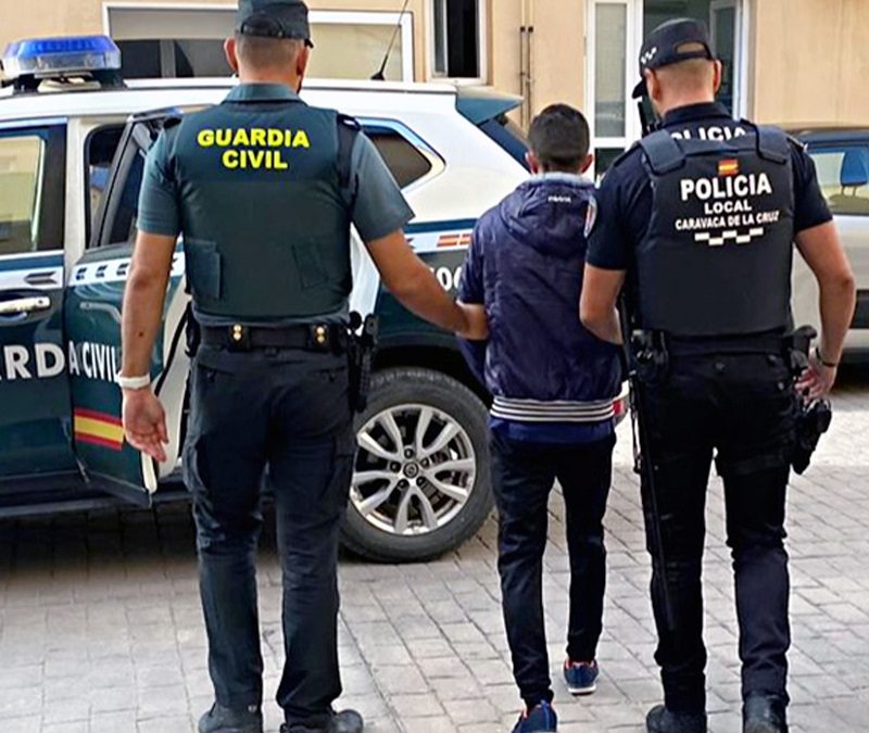 Policía Local de Caravaca y Guardia Civil detienen al presunto autor de causar daños en más 35 vehículos y de quemar una docena de contenedores en el casco urbano
