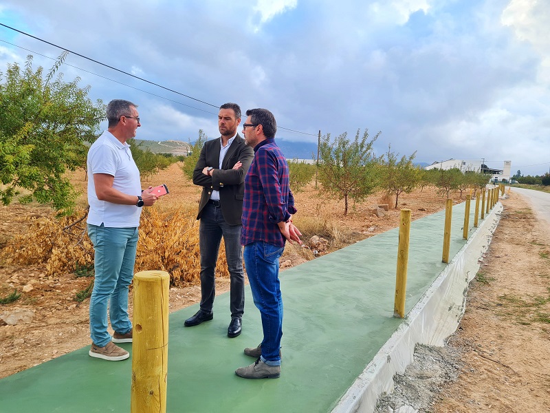 Un nuevo paseo peatonal con farolas solares conecta los núcleos de población de Noguericas y Archivel