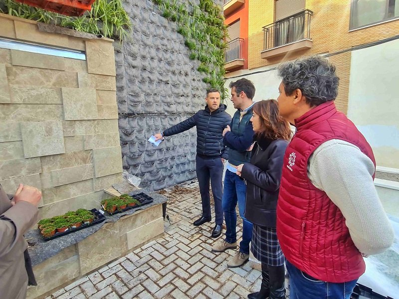 Caravaca crea el jardín vertical más grande la Región formado por más de dos mil plantas de veinte especies