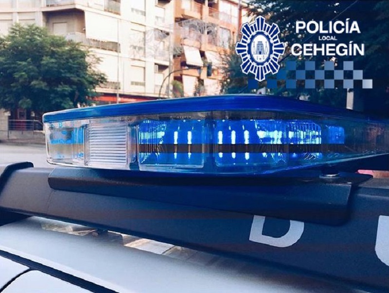 AGREDE A LA PATRULLA DE POLICIA LOCAL DE CEHEGÍN CUANDO ESTABA DETENIDO POR ALCOHOLÉMIA.