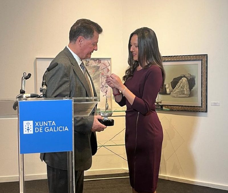 La consejera Carmen Conesa recoge uno de los premios ‘Travellers Awards’, concedido a la Fundación Camino de la Cruz