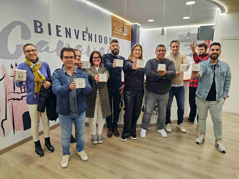 El Ayuntamiento de Caravaca reparte entre los hosteleros y alojamientos cubos con códigos QR con información del Año Jubilar 2024