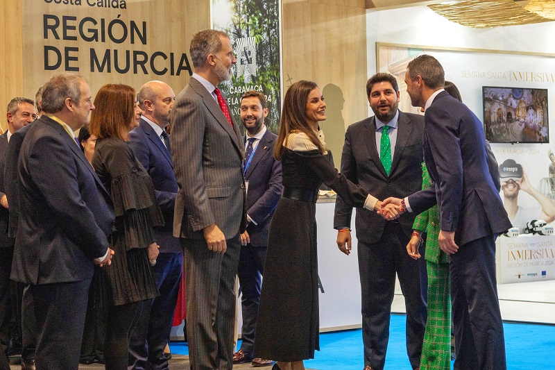 Los Reyes visitan el stand de la Región de Murcia en FITUR con motivo del Año Jubilar de Caravaca y reciben la invitación para peregrinar a la ciudad