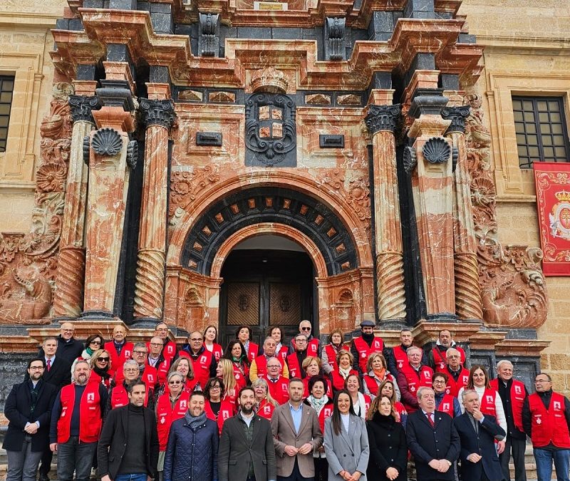 Limcamar y la Real e Ilustre Cofradía de la Santísima y Vera Cruz de Caravaca presentan los chalecos oficiales de los voluntarios del Año Jubilar
