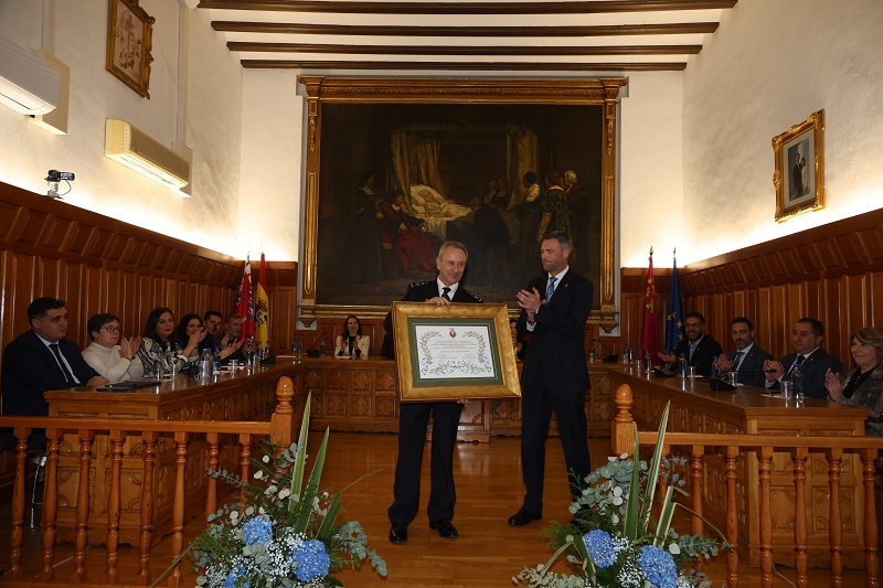 Alfonso Navarro recibe el título de Hijo Predilecto de Caravaca tras su dilatada carrera profesional en la Policía Nacional