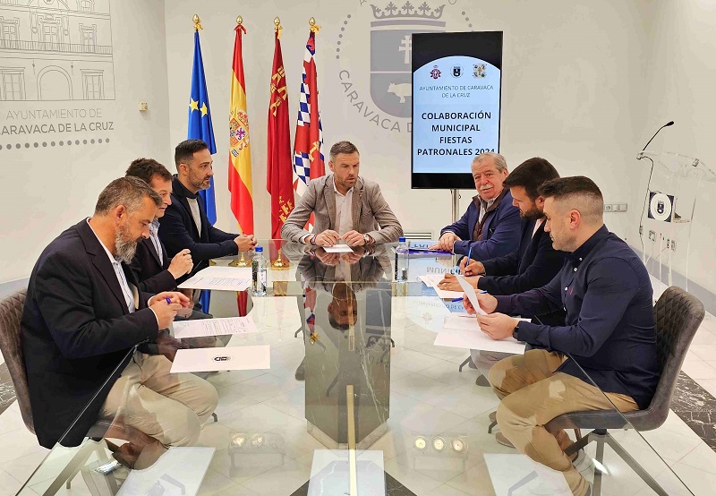 El Ayuntamiento de Caravaca entrega las subvenciones a Comisión de Festejos y a los tres bandos, por un importe total de 85.000 euros