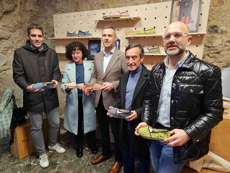 La marca caravaqueña de alpargatas ‘Peregrinas’ abre tiendas física y online, coincidiendo con el Año Jubilar 2024