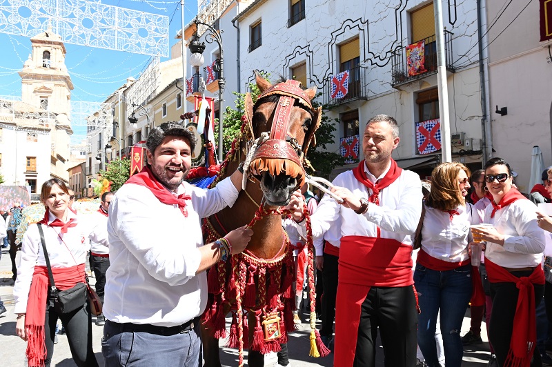 López Miras asiste a los Caballos del Vino de Caravaca de la Cruz, en una edición “muy especial” por el Año Jubilar