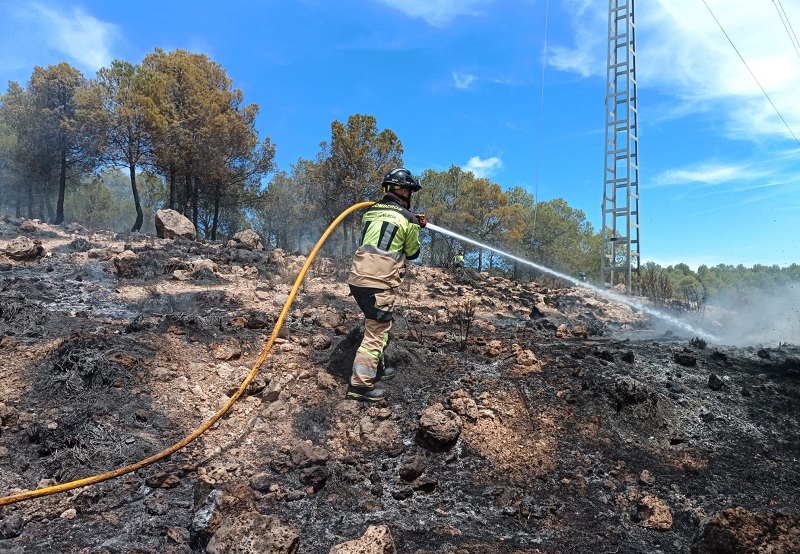 Efectivos del Plan Infomur apagan un conato de incendio forestal declarado en el paraje de El Caracolico, en Caravaca de la Cruz