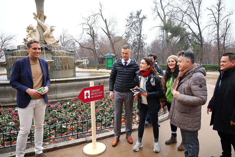 Caravaca saca la promoción de los pabellones de FITUR y recrea los caminos de la Cruz en el emblemático parque de El Retiro