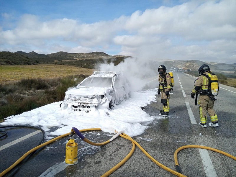 Arde un vehículo en una carretera de Caravaca de la Cruz