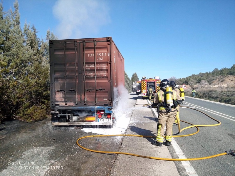 Bomberos del CEIS extinguen un incendio declarado en un camión en Caravaca de la Cruz