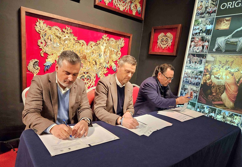 El Ayuntamiento de Caravaca y el Bando de los Caballos del Vino sellan un acuerdo con el colegio ‘La Santa Cruz’ para seguir impulsando la aplicación móvil de información turística