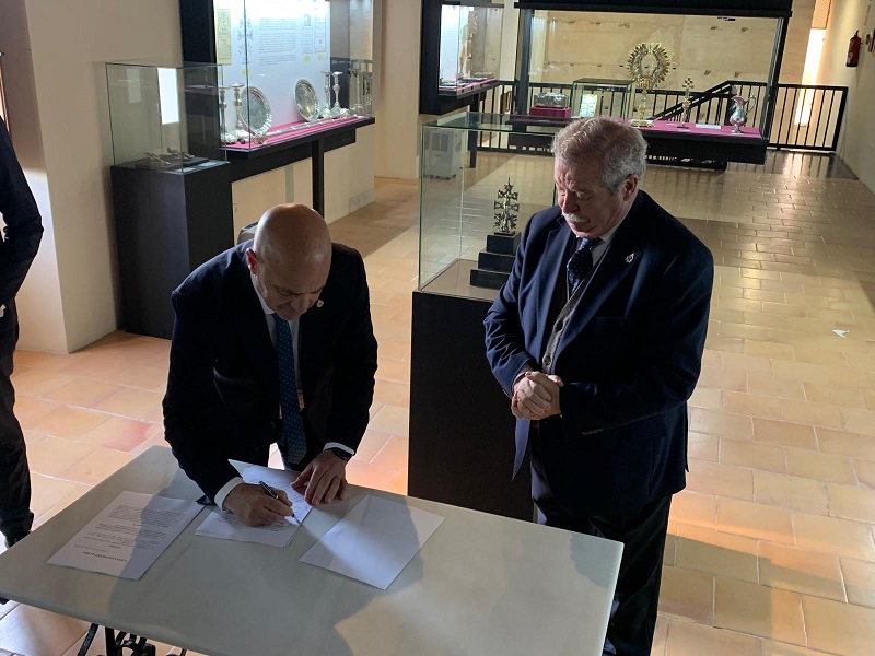 San Jorge de Alfama dona a la Cofradía una Cruz relicario del siglo XVII