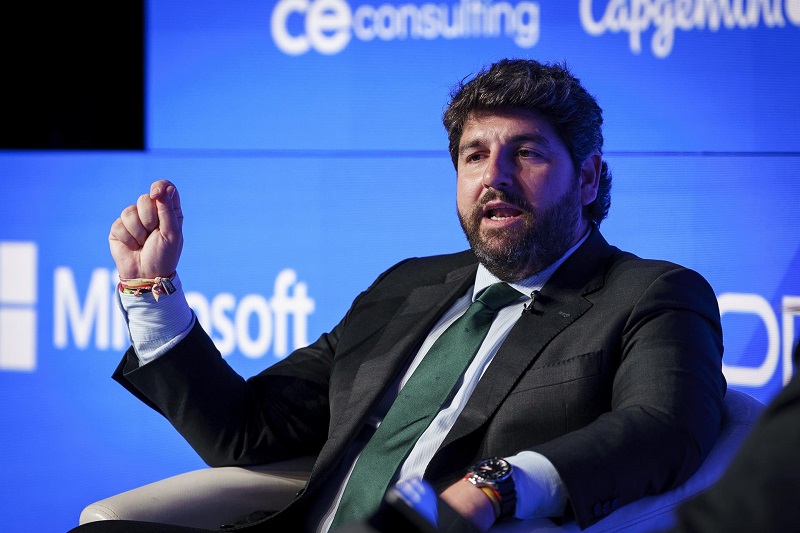 López Miras ve «una mala noticia» los aranceles de EEUU y pide a Gobierno y UE que actúen en coordinación con las CCAA