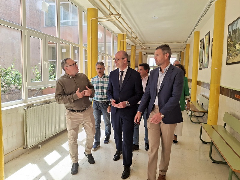 Educación invierte más de 240.000 euros en el cambio de cubiertas e instalación de placas solares del IES San Juan de la Cruz